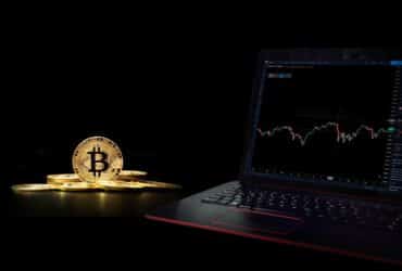 Bitcoin naast een laptop
