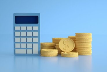 Stapel bitcoin-munten naast een rekenmachine