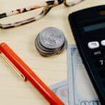 Rekenmachine en financiele berekeningen op een bureau