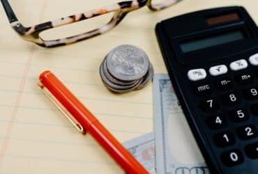 Rekenmachine en financiele berekeningen op een bureau