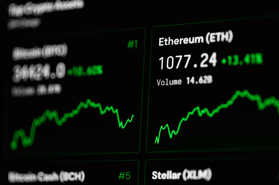 Cryptokoersgrafiek op een handelsscherm