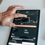 Koersgrafiek van een cryptomunt op een scherm