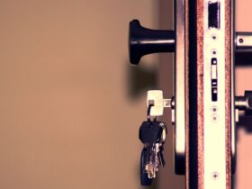 Digitale sleutel op een vergrendeld scherm als symbool voor wallet-beveiliging