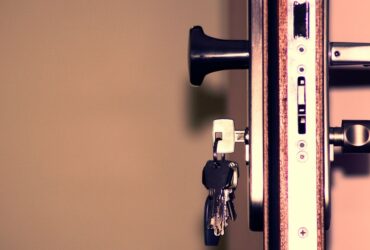 Digitale sleutel op een vergrendeld scherm als symbool voor wallet-beveiliging