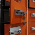 Smartphone met authenticator-app naast een hardware-beveiligingssleutel