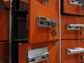 Smartphone met authenticator-app naast een hardware-beveiligingssleutel