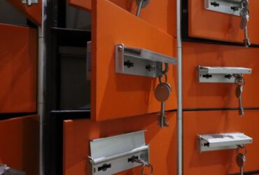 Smartphone met authenticator-app naast een hardware-beveiligingssleutel