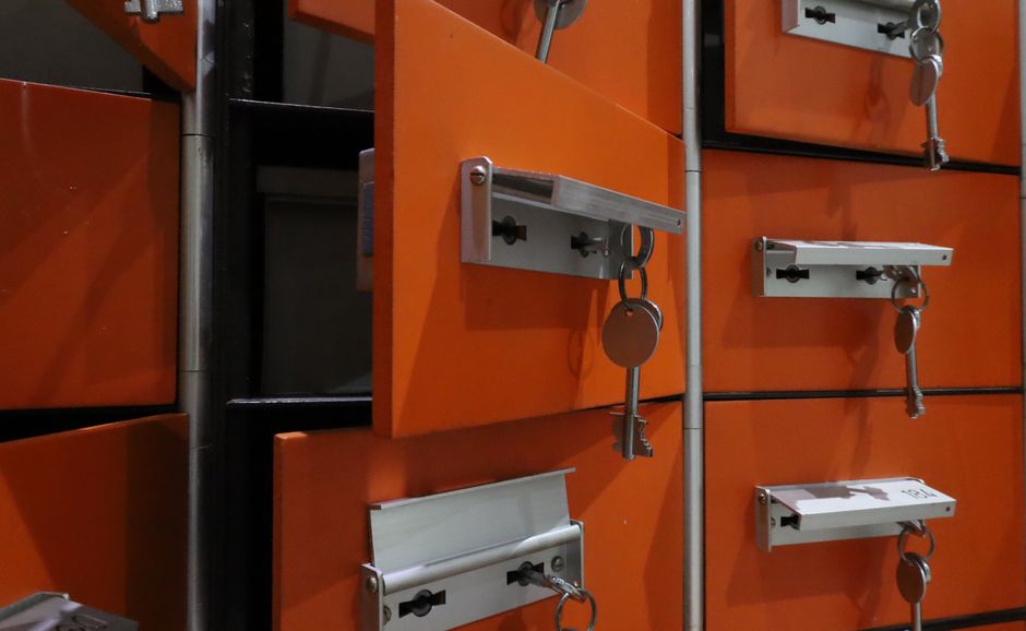 Smartphone met authenticator-app naast een hardware-beveiligingssleutel