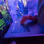 Vishaak op een laptoptoetsenbord, symbool voor phishing bij crypto