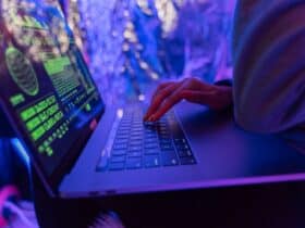 Vishaak op een laptoptoetsenbord, symbool voor phishing bij crypto