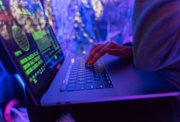 Vishaak op een laptoptoetsenbord, symbool voor phishing bij crypto