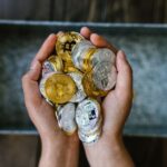Een gouden bitcoinmunt verpakt als cadeau, symbool voor het schenken van crypto