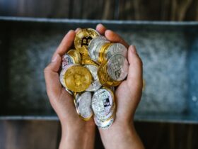 Een gouden bitcoinmunt verpakt als cadeau, symbool voor het schenken van crypto