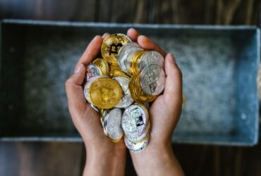 Een gouden bitcoinmunt verpakt als cadeau, symbool voor het schenken van crypto