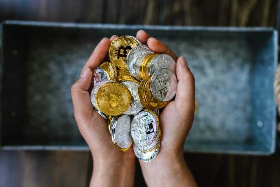 Een gouden bitcoinmunt verpakt als cadeau, symbool voor het schenken van crypto