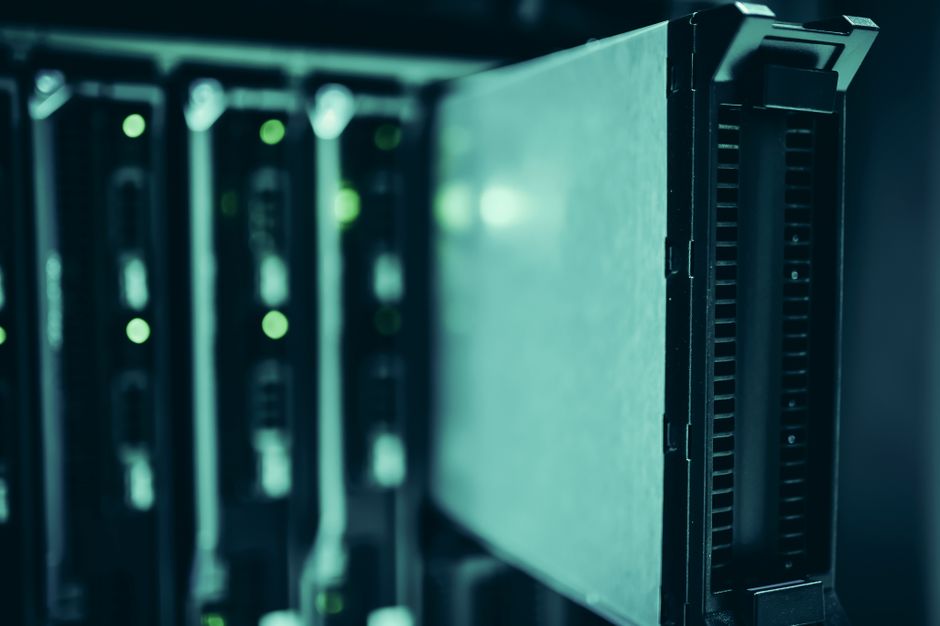 Donkere serverruimte met rijen servers