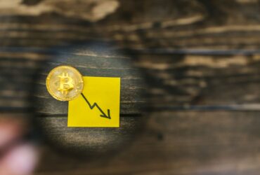 A gold Bitcoin and downward trend arrow symbolizing cryptocurrency market decline.