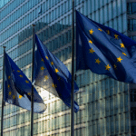 Vlaggen van de Europese Unie voor een gebouw, symbool voor de MiCA-cryptowetgeving