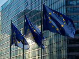 Vlaggen van de Europese Unie voor een gebouw, symbool voor de MiCA-cryptowetgeving