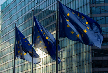Vlaggen van de Europese Unie voor een gebouw, symbool voor de MiCA-cryptowetgeving