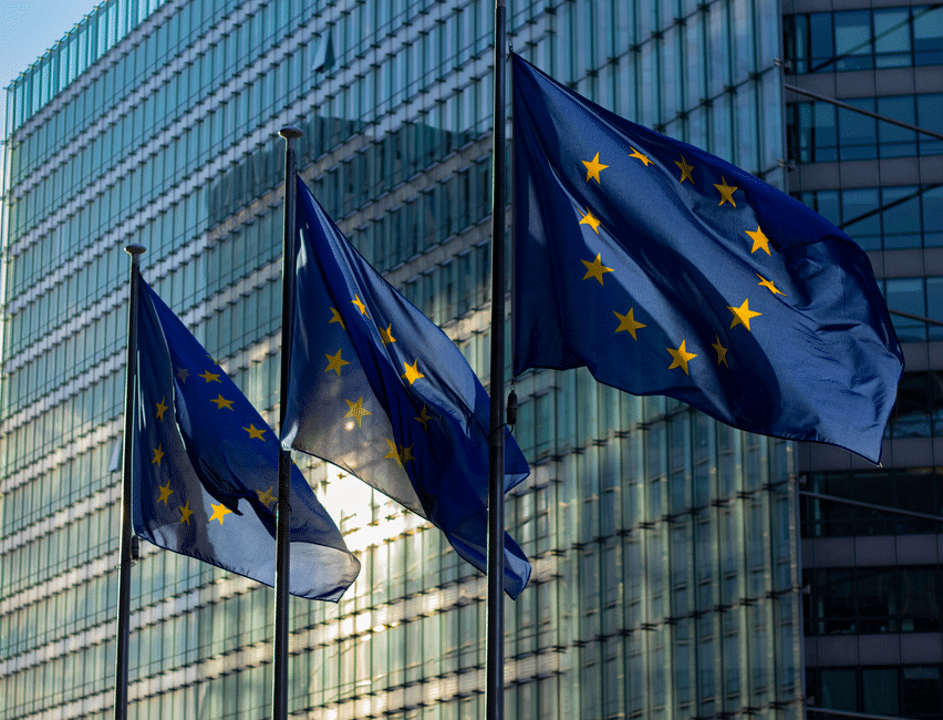 Vlaggen van de Europese Unie voor een gebouw, symbool voor de MiCA-cryptowetgeving