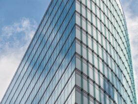 Kantoorgebouw met glazen gevel, symbool voor financieel toezicht op cryptoaanbieders
