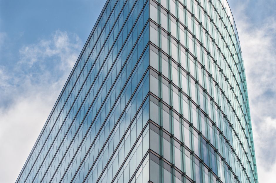 Kantoorgebouw met glazen gevel, symbool voor financieel toezicht op cryptoaanbieders